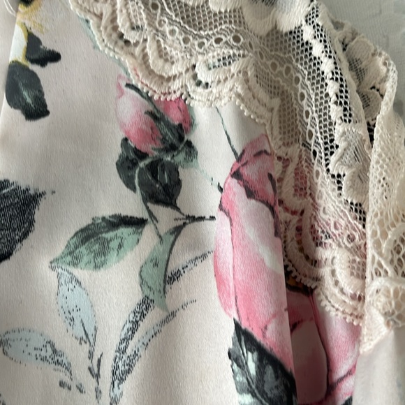 Satin floral lace trimmed robe - Picture 4 of 7